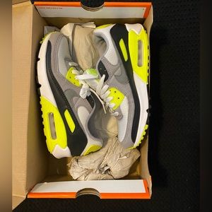 Nike Womens Air Max 90 white/particle grey-volt-black size 6